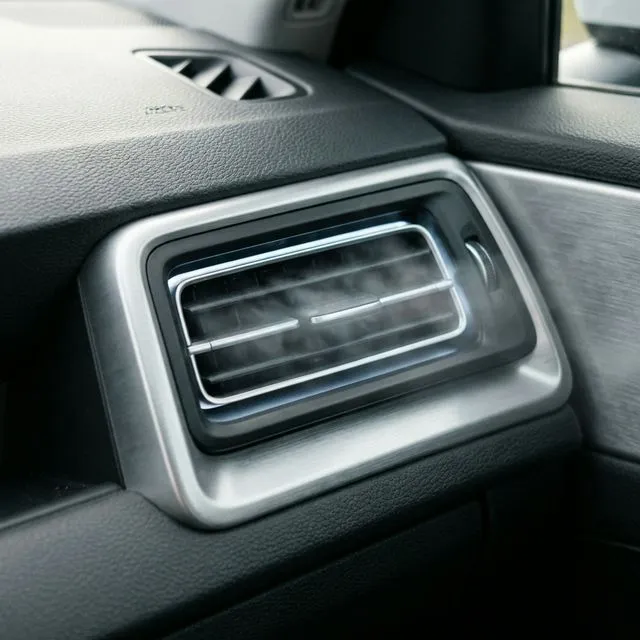 Detailansicht Lüftungsausgang Auto Innenraum - Professioneller Klimaservice und Desinfektion